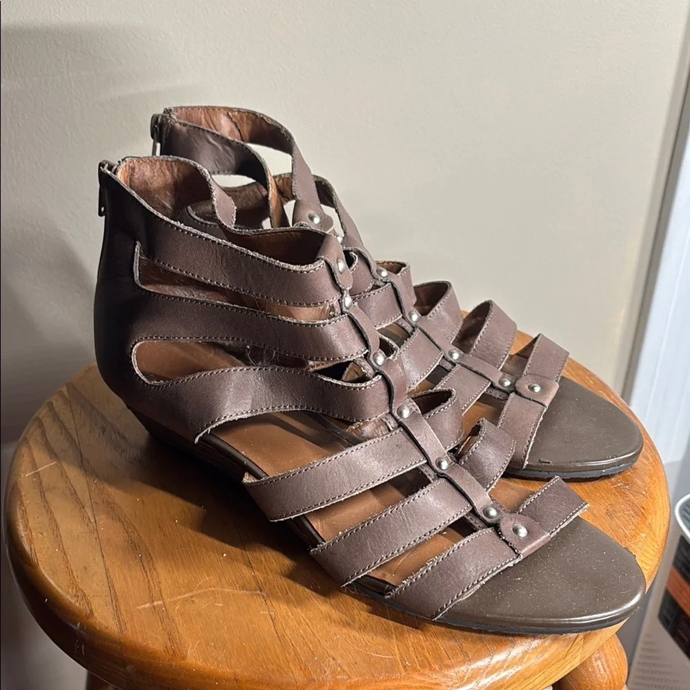 Brown Gladiator Sandals with Lace-Up Design - Picture 3 of 7